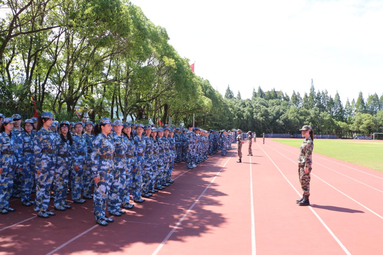 （图4：各连队同学来到训练场地）