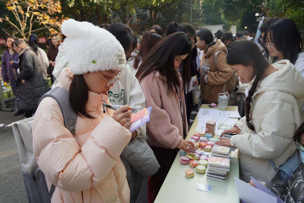 图2：同学们积极参与活动