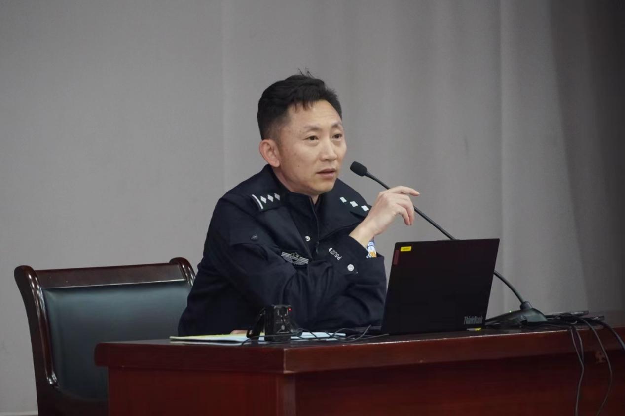 图2：杨警官进行反诈宣传