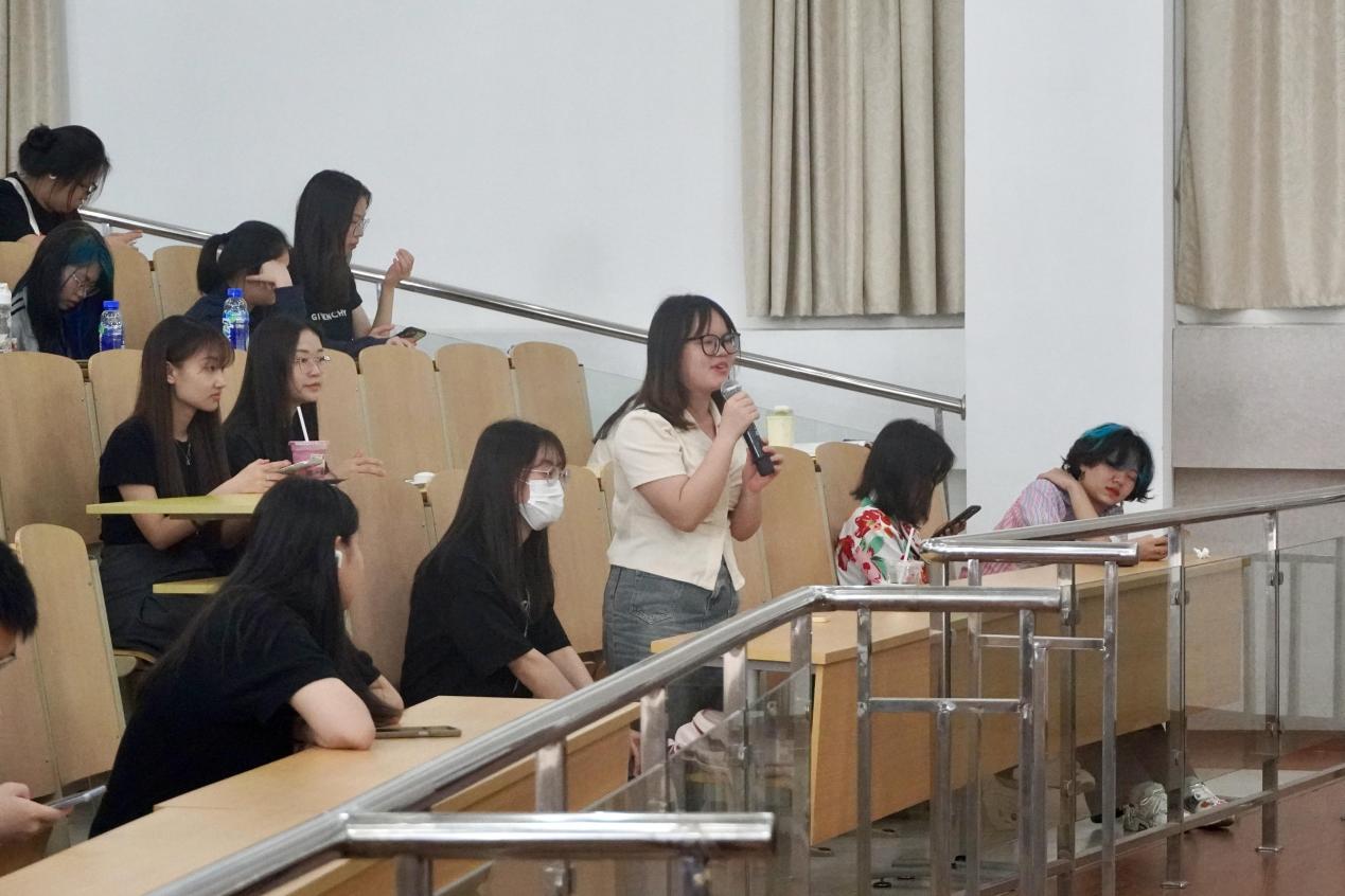 图3：张帆老师与学生们进行互动提问