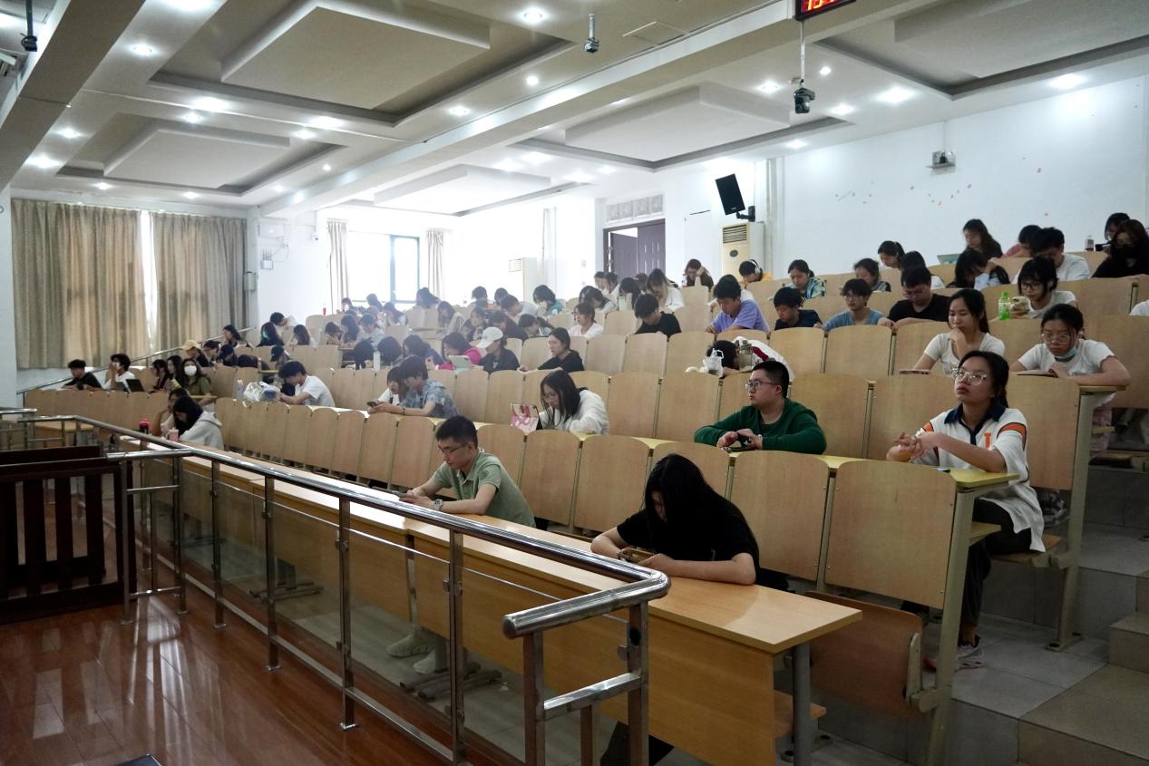 图2：学生们聆听张帆老师演讲