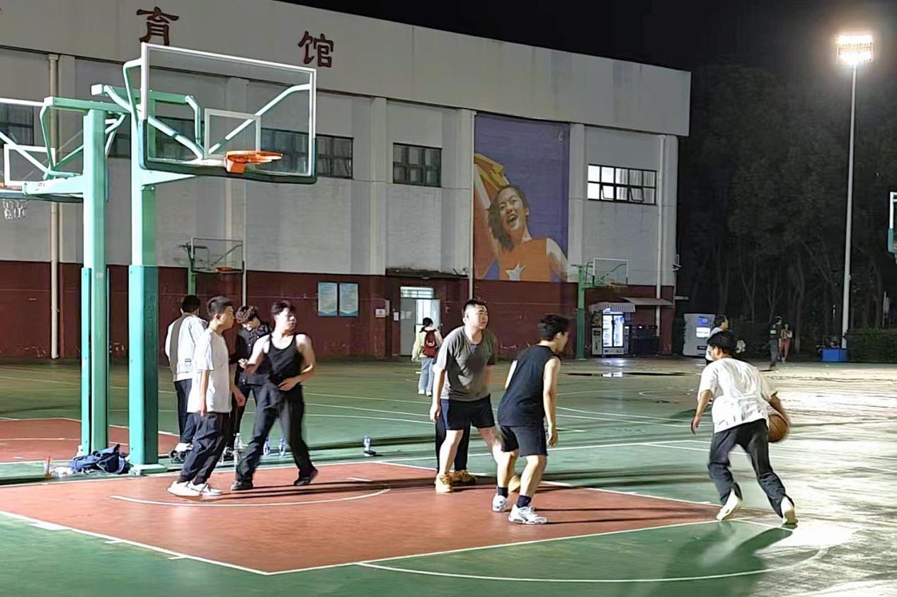 图1：工商管理学院3v3篮球赛决赛现场