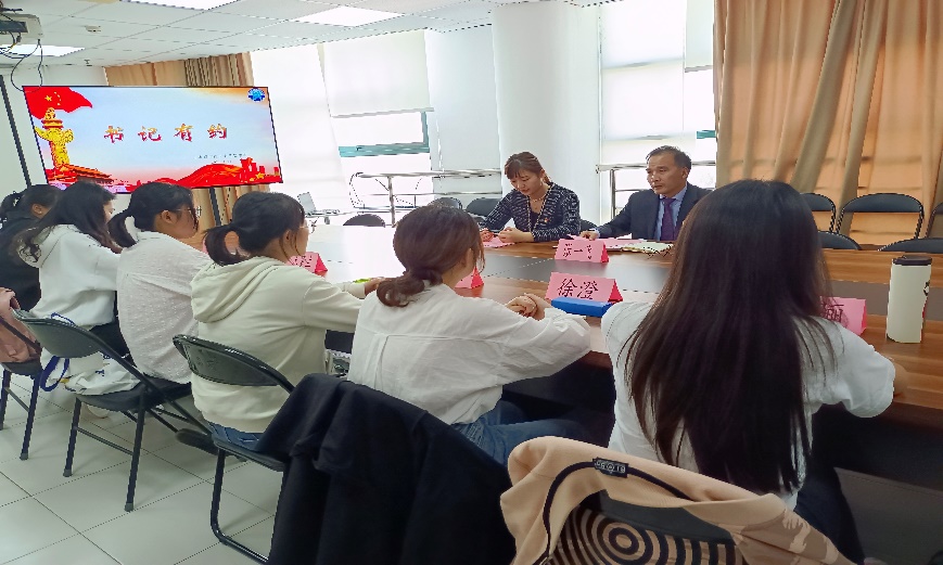 （图2：书记解答同学们的问题）