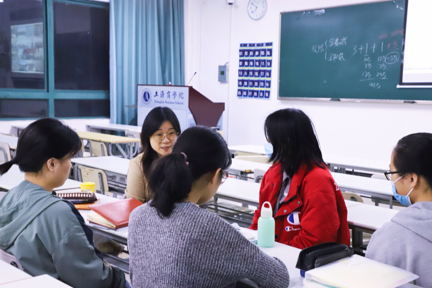 （图2：解老师对学生咨询讲解）