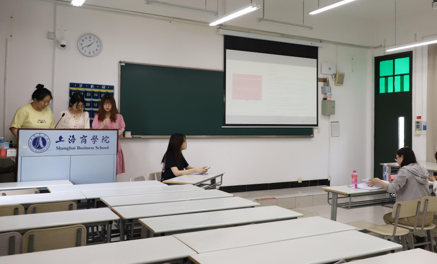 （图1：项目小组成员汇报立项内容）