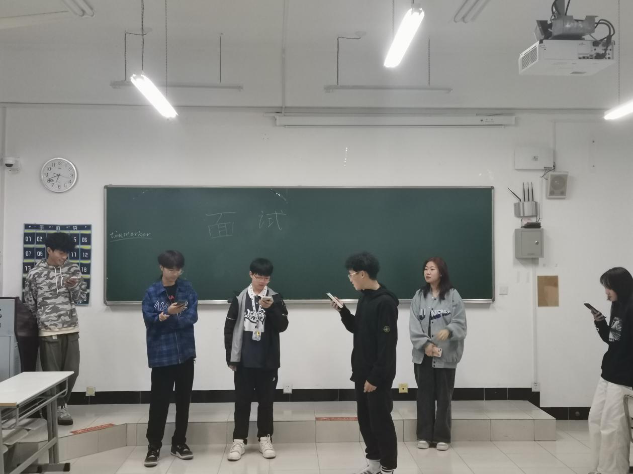 （图2：小组自由选段进行表演）