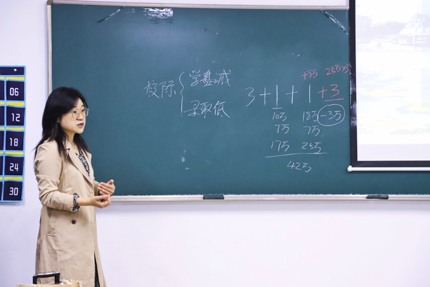 （图1：解老师对坎特伯雷大学进行讲解）