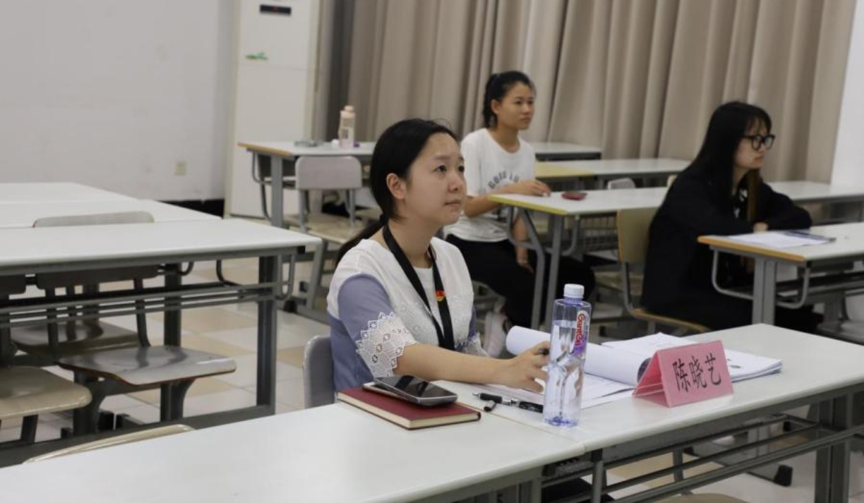 （图3：评审教师倾听项目小组汇报）