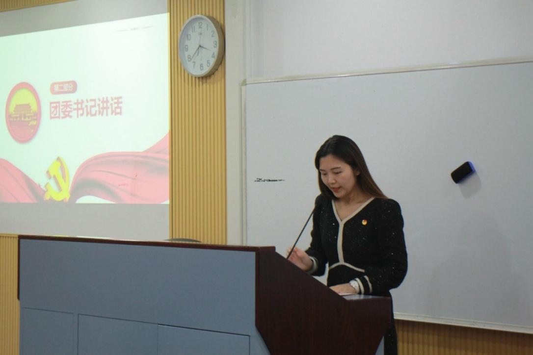 （图2：工商管理学院团委书记林孜讲话）