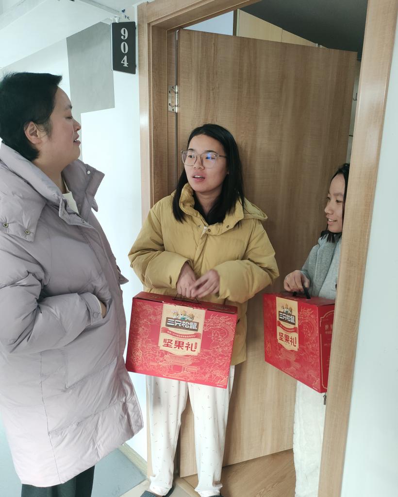 图1：慰问留校学生