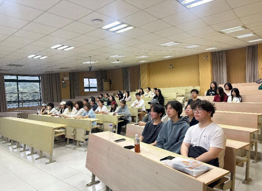 图1：学长会新成员了解工作