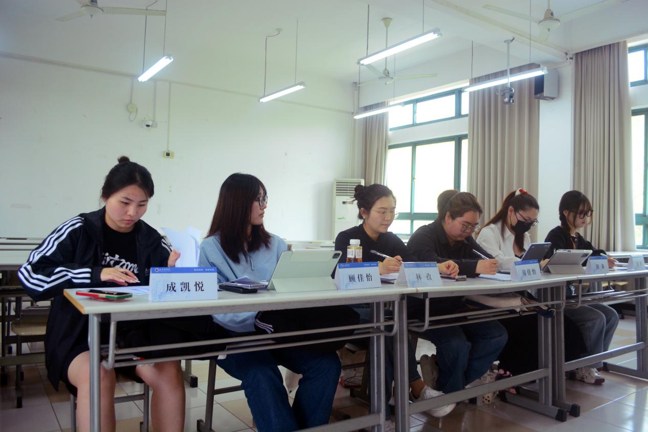 图1：评审团倾听选手答辩
