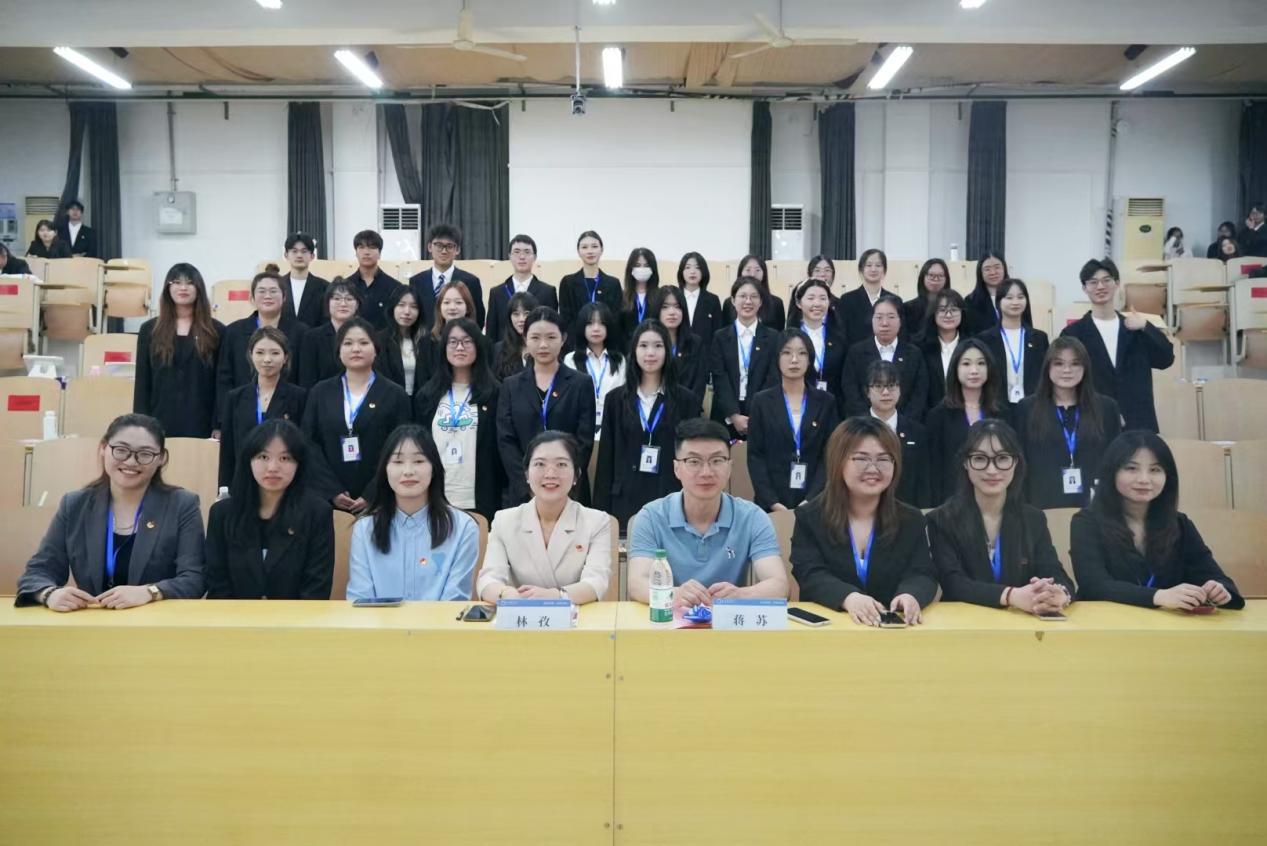 图4：第二十届团委学生干部合影