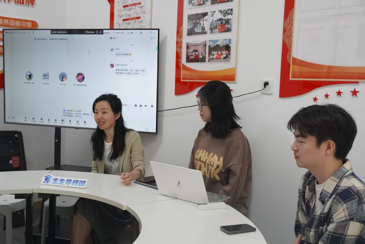 图2：赵老师为同学答疑