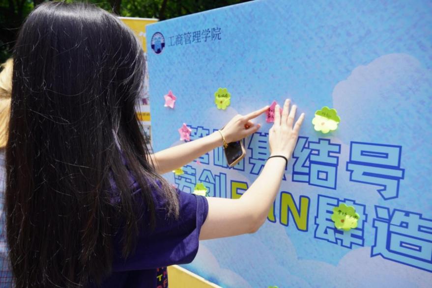 图2：同学书写对劳动的感悟