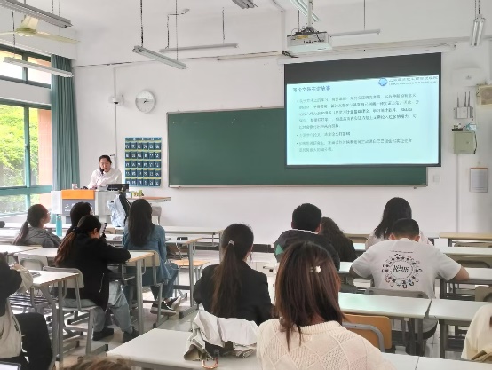 图2：培训老师为学生辅导