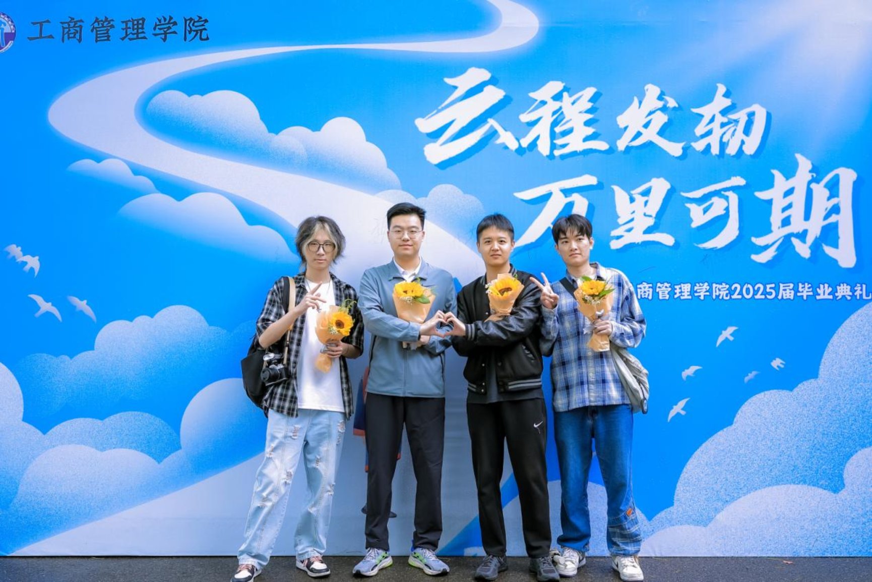 图5：毕业生合影