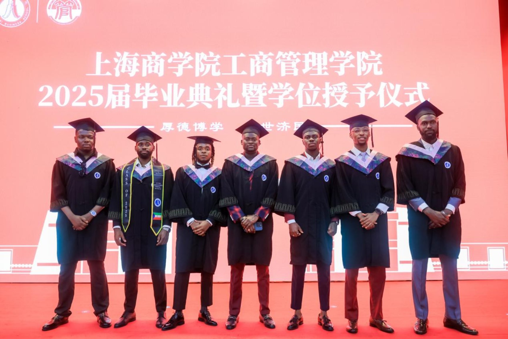 图13：留学生合影