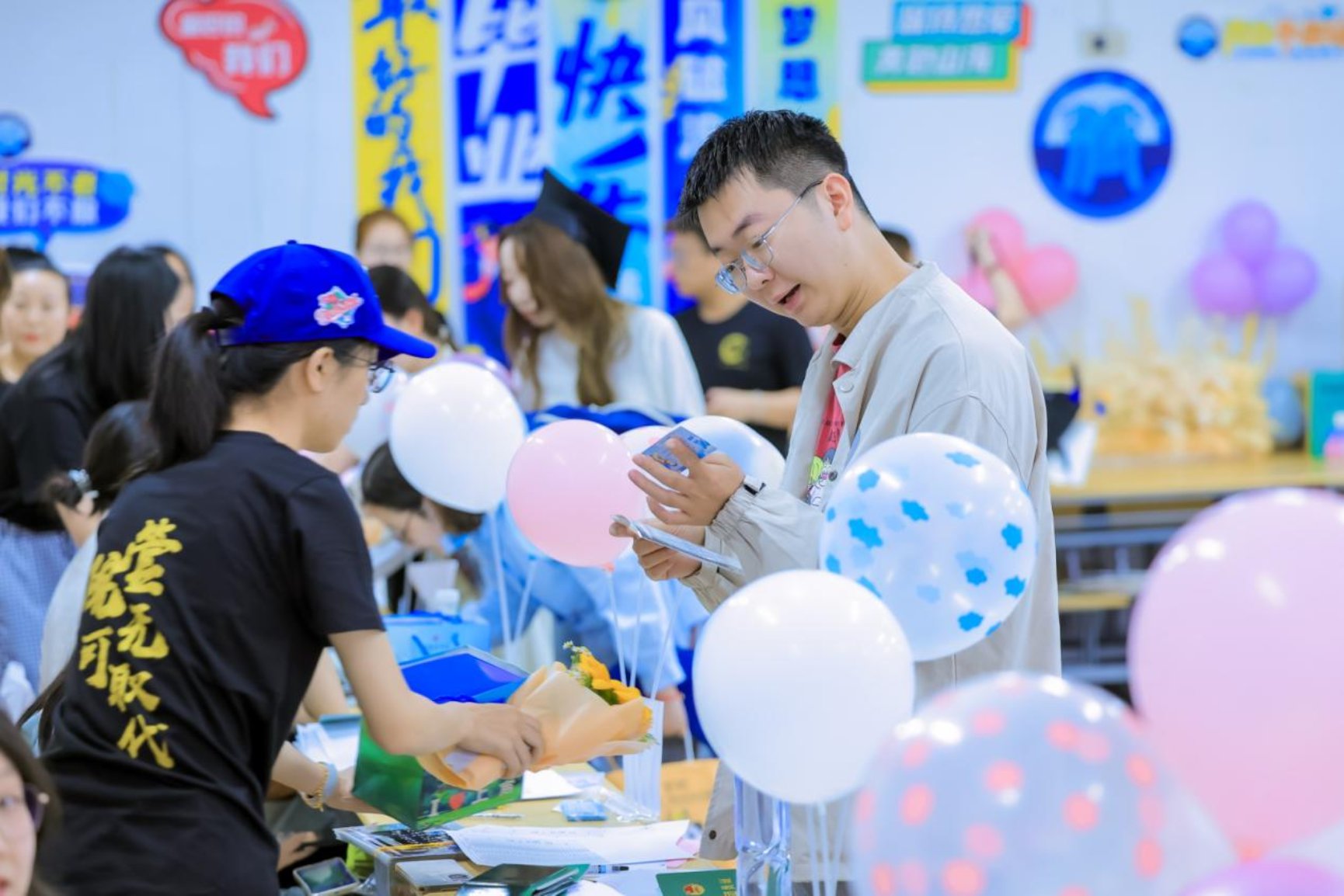 图4：发放毕业伴手礼