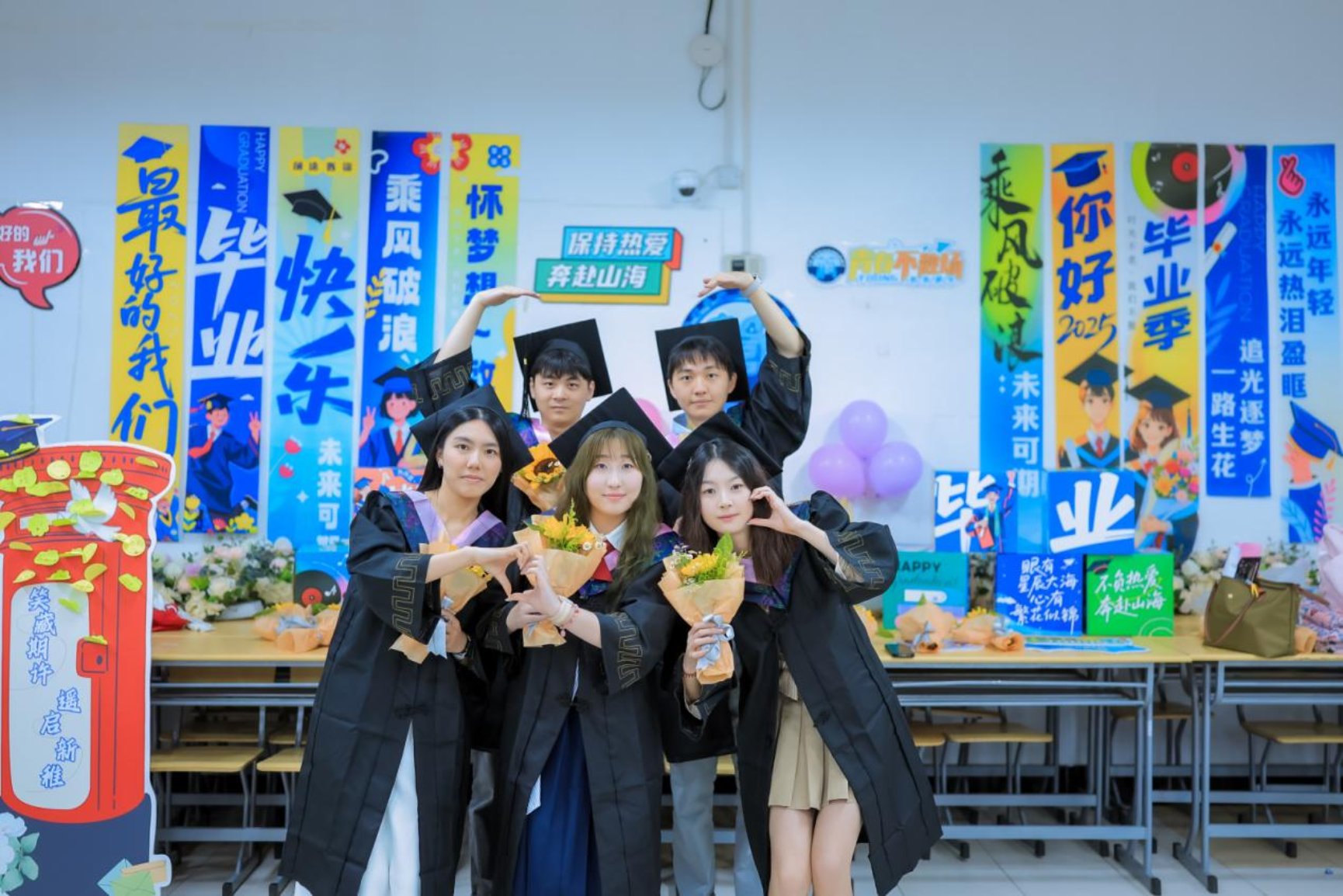 图3：毕业生合影