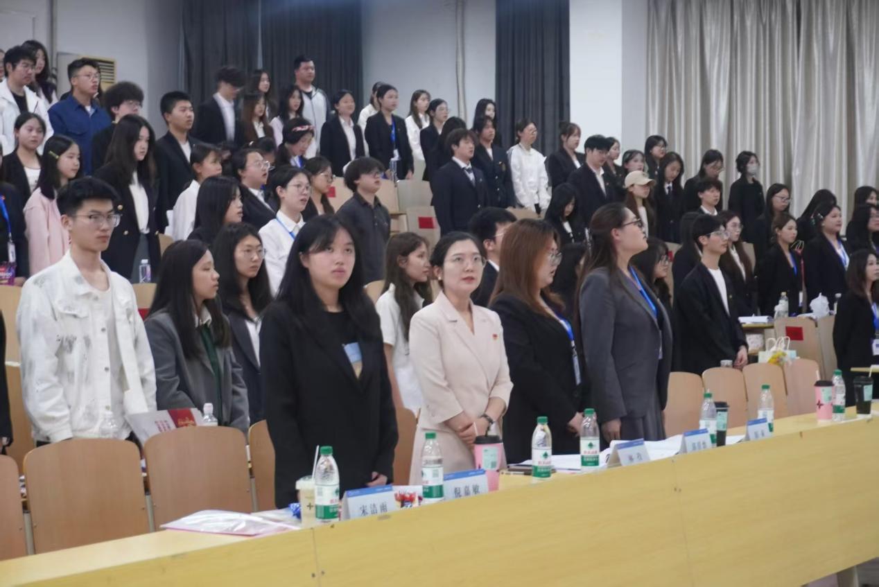 图1：会议全体成员齐唱国歌