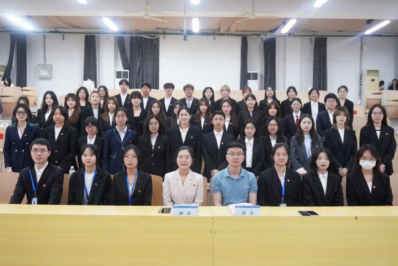 图5：第二十一届团委学生干部合影