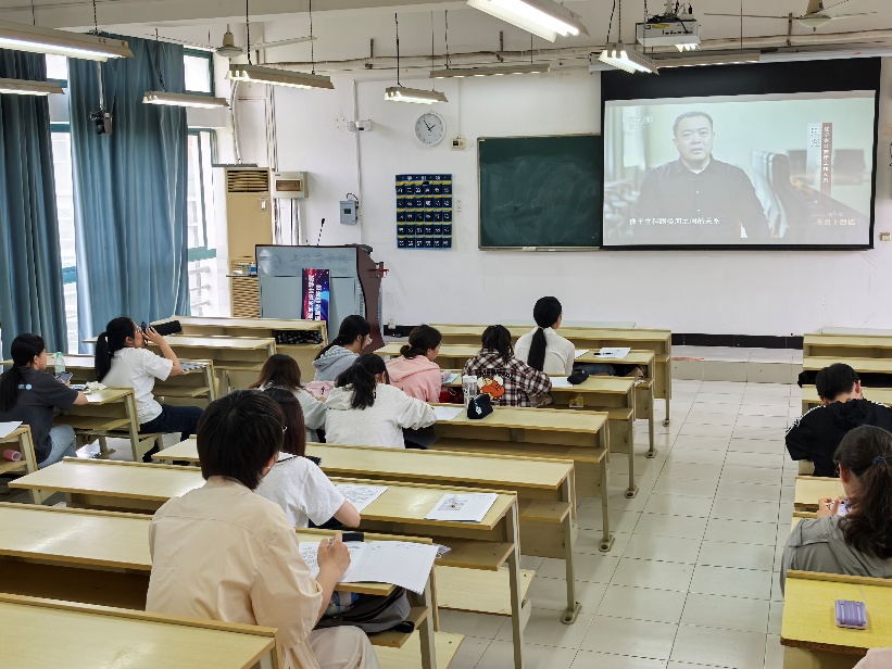 图为同学们认真观看