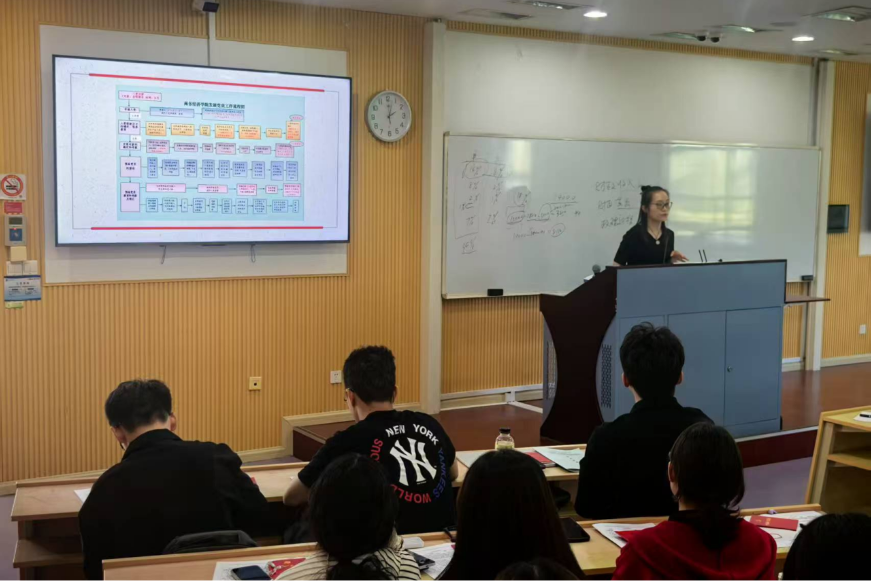 图3:周雪琪讲解入党流程