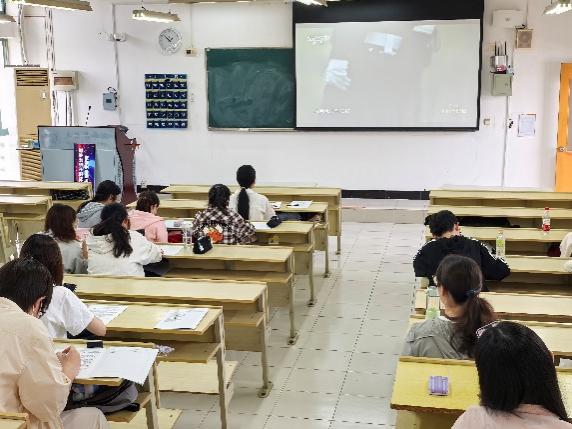 图为同学们认真观看