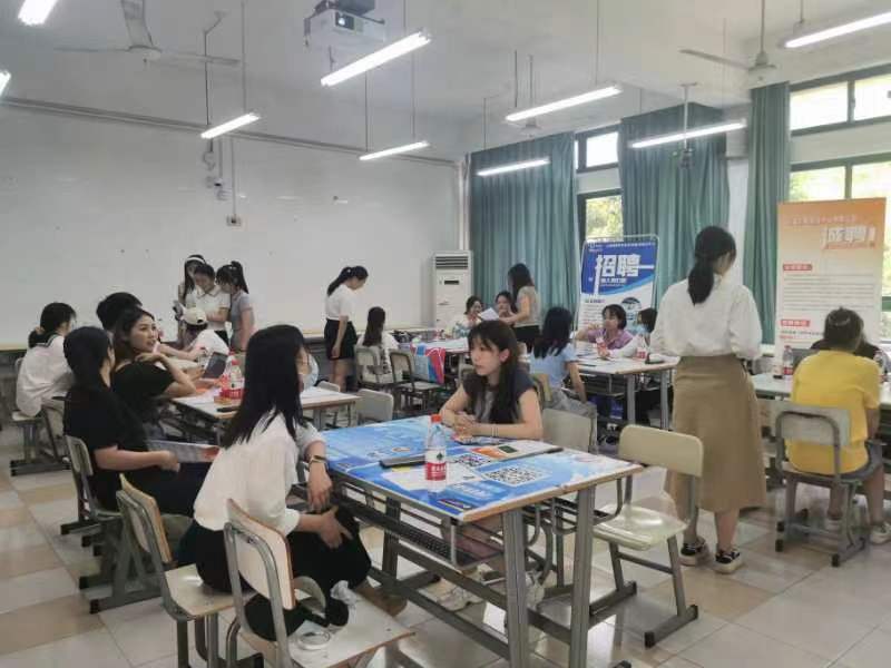校园招聘会.jpg