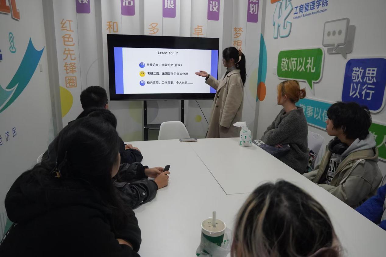 图1：袁佳妮讲解过程