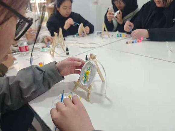 图6：香薰石膏涂色体验现场