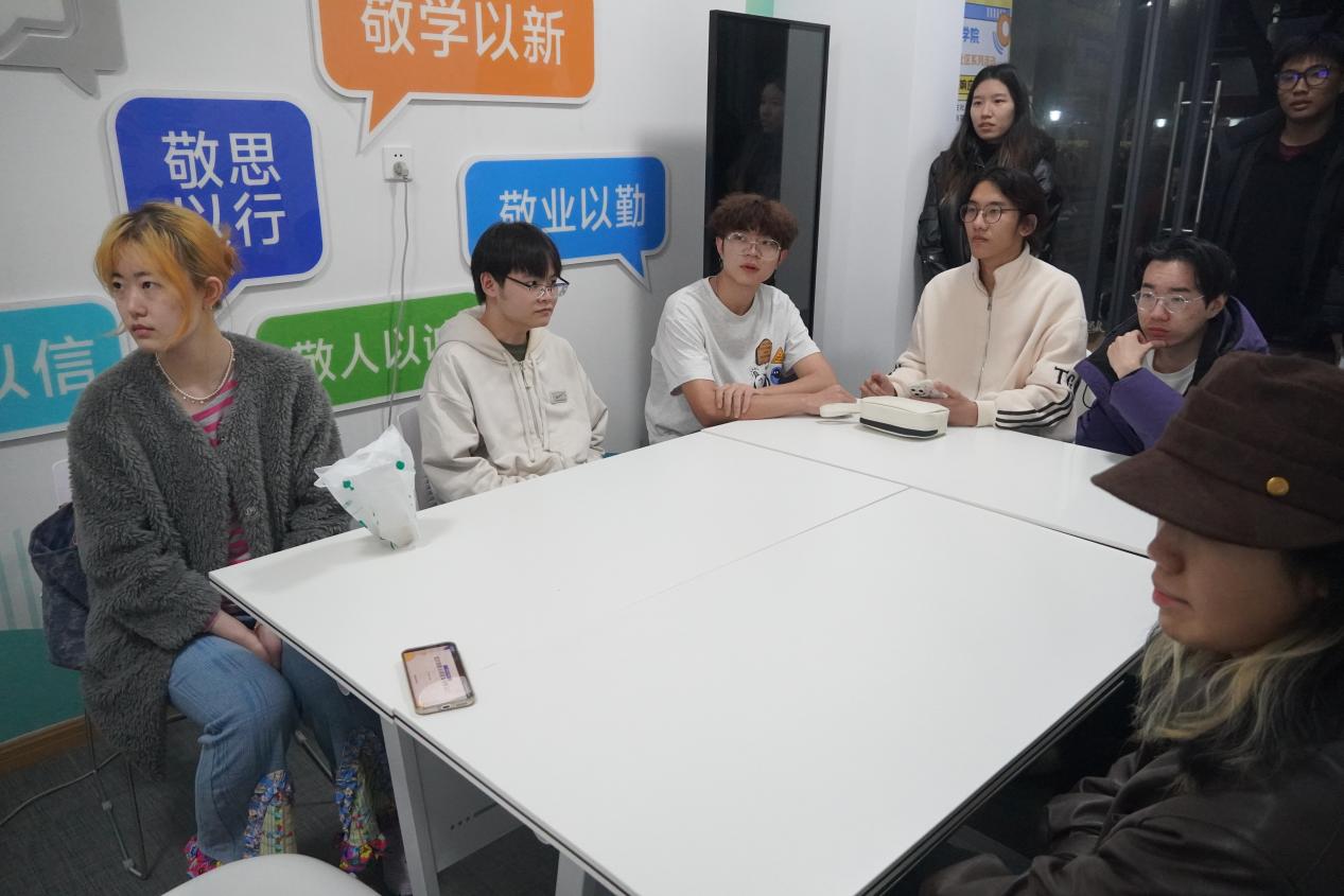 图2：社员们认真听课