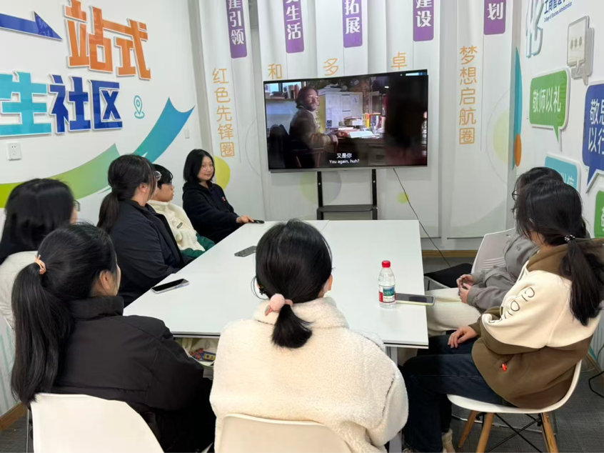 图2：同学们观影交流现场