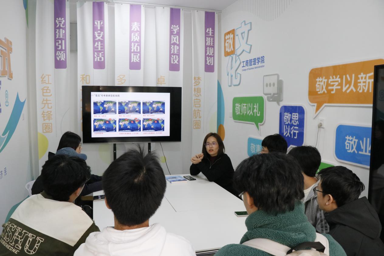 图2：讲书活动现场