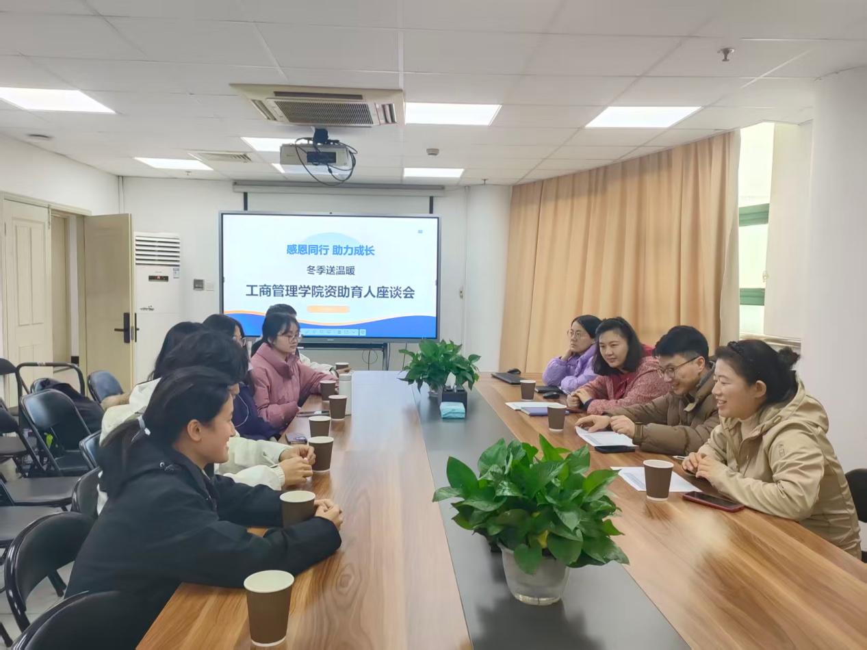 图1：学院领导和同学们亲切交流