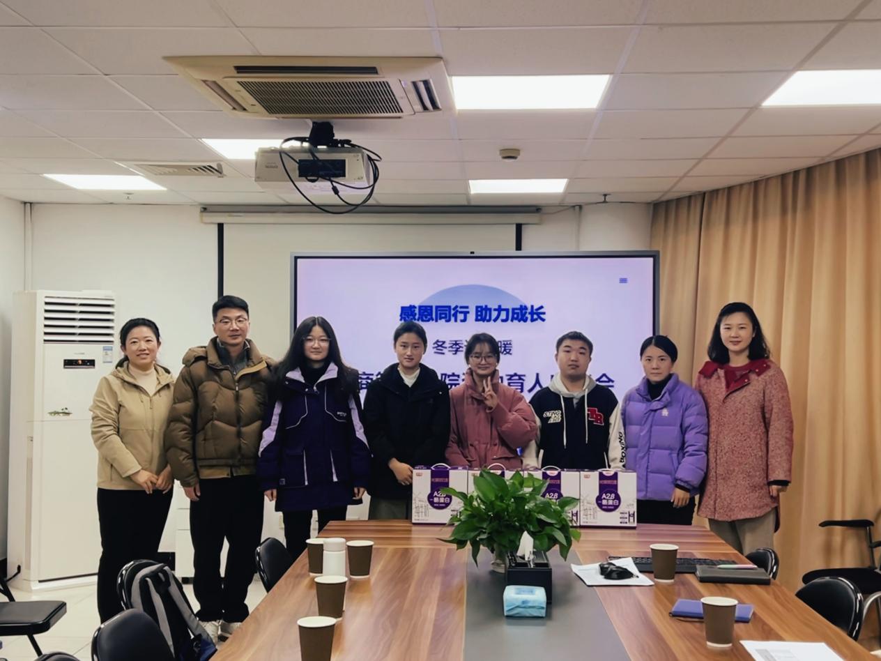 图2：与会师生合影留念