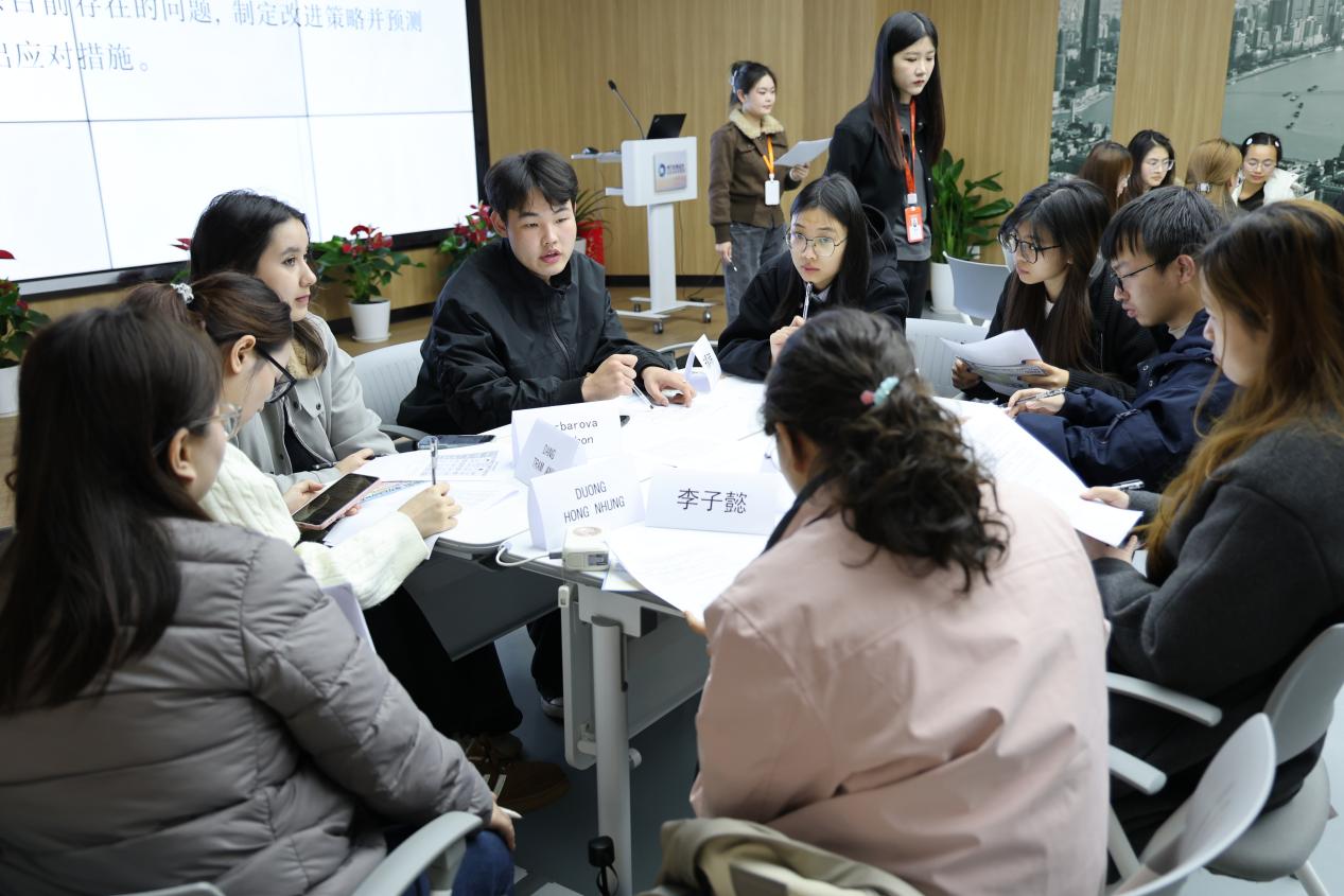 图2：实践小组进行讨论