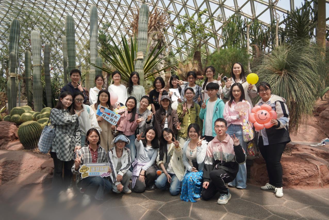 师生漫步春日园林，在自然中疗愈身心