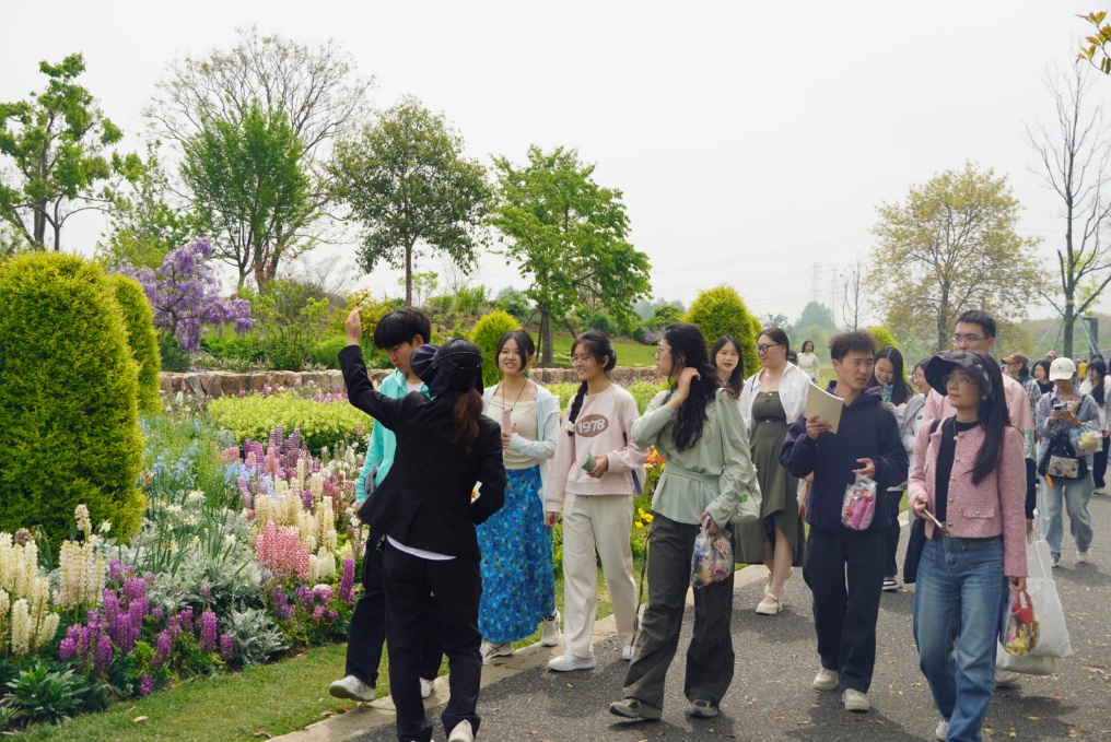 图2：同学们在植物园观赏