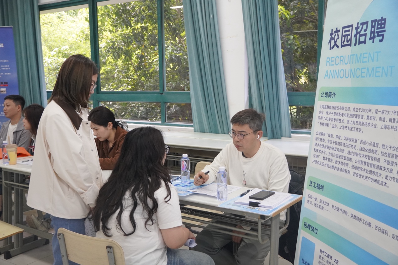 图2：企业代表答疑