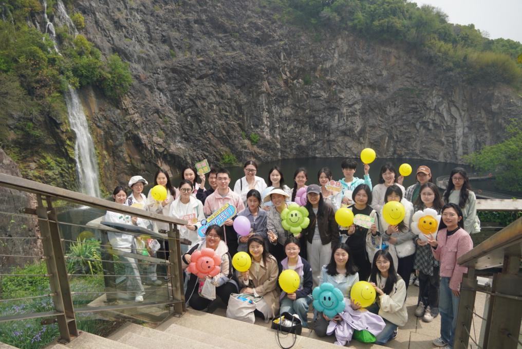 心理指导师带领同学们开展自然疗愈课堂