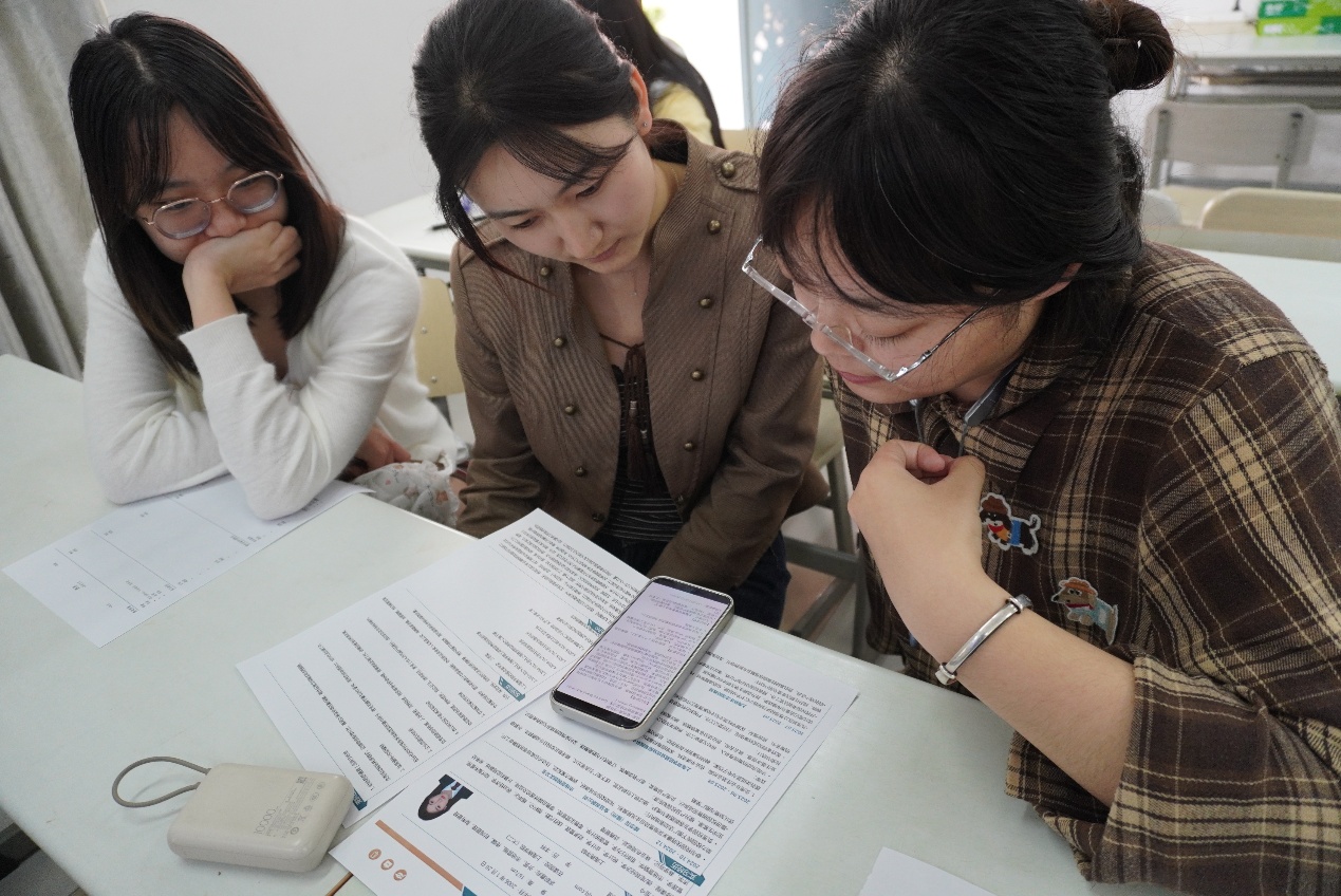 图3：朱若男为同学们提供指导