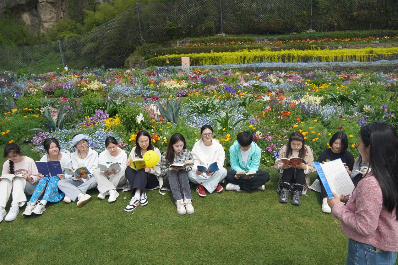师生围坐花海，共读心理书籍共话成长