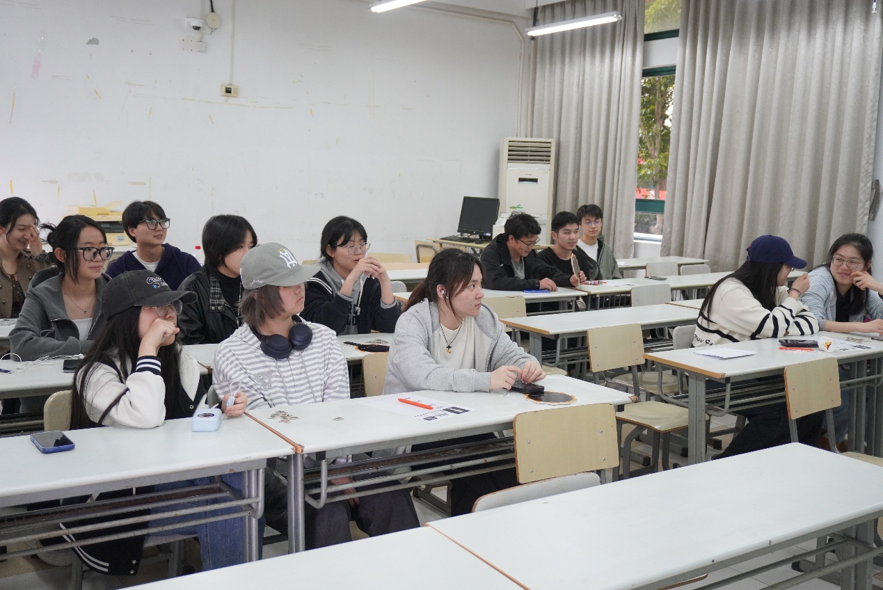 图2：同学们热情讨论