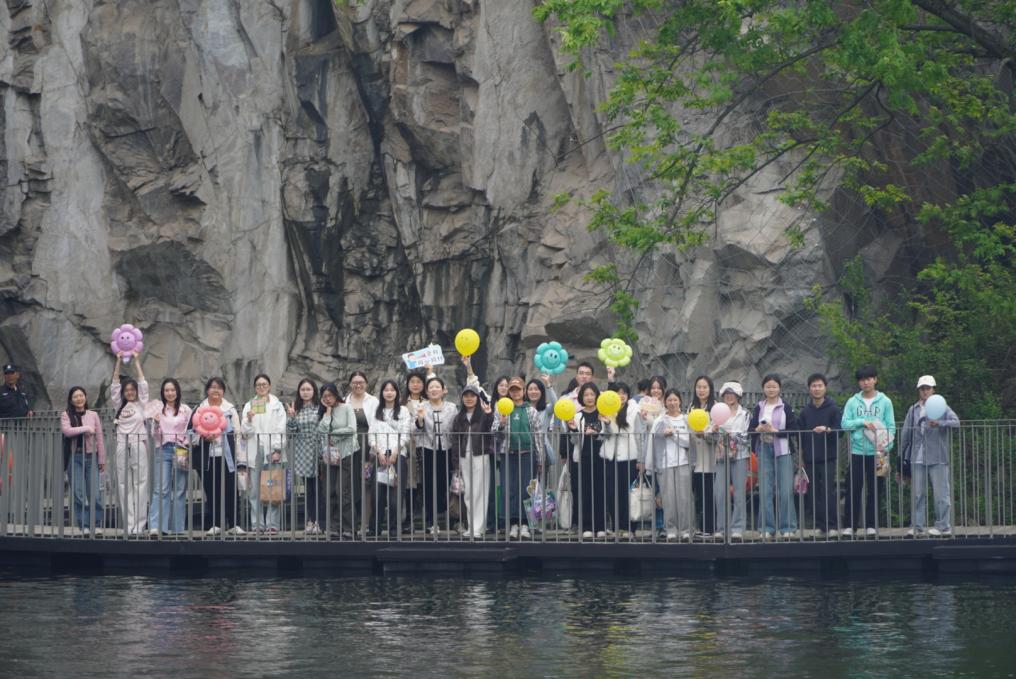 (心理指导师带领同学们开展自然疗愈课堂