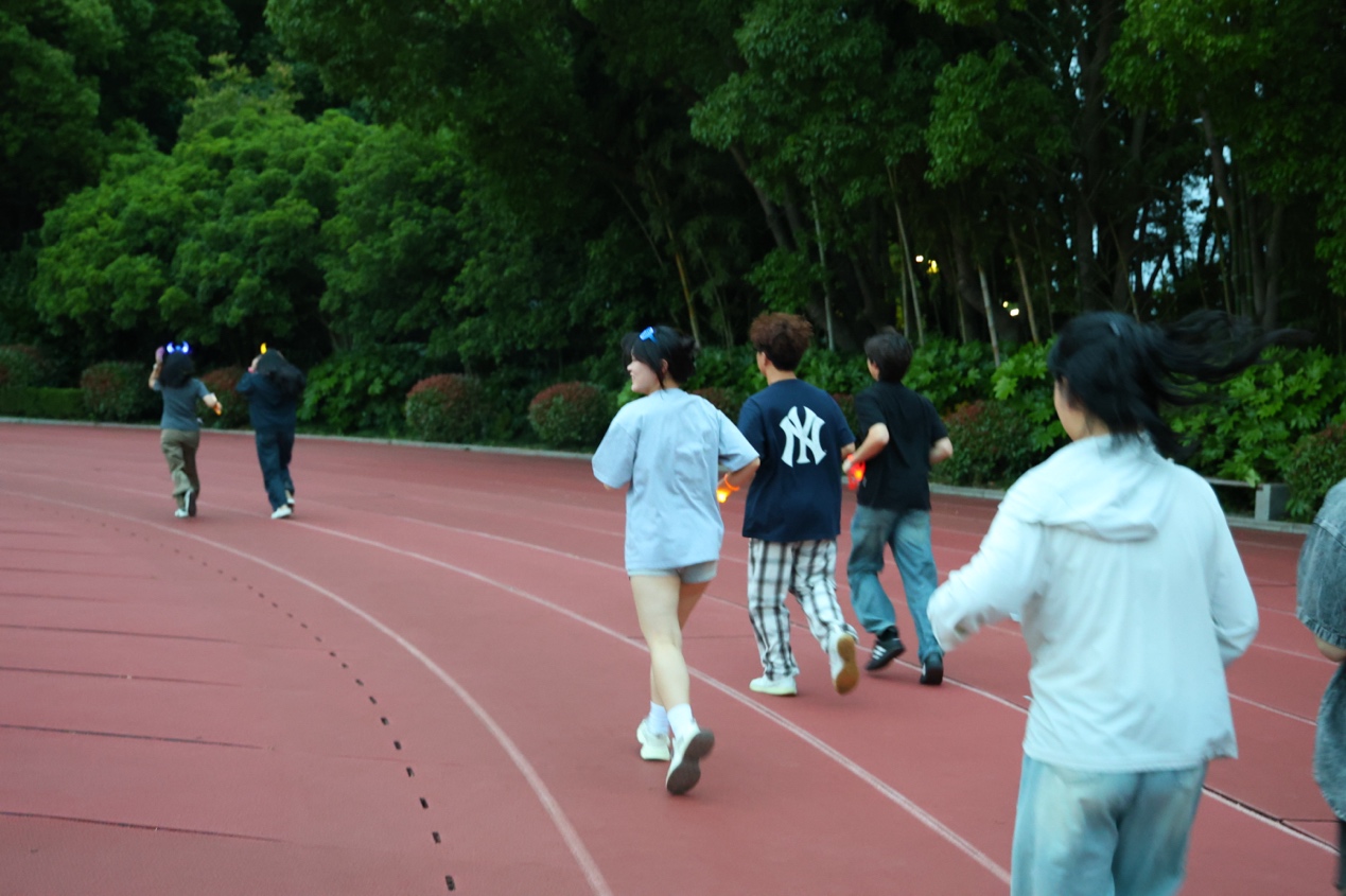 图4-5:同学们夜跑现场
