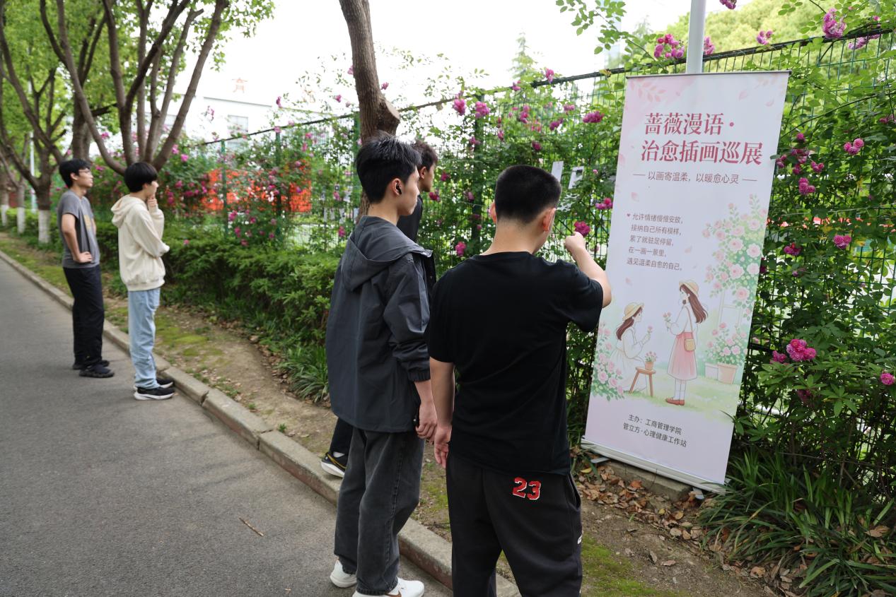 图3：同学们驻足观赏插画