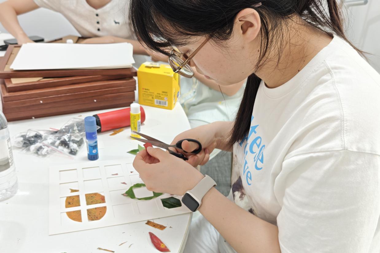 图2:同学们认真制作相框