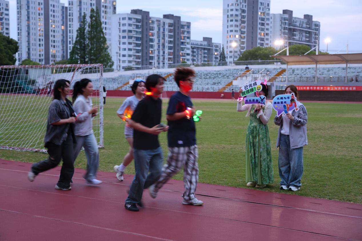 图4-5:同学们夜跑现场